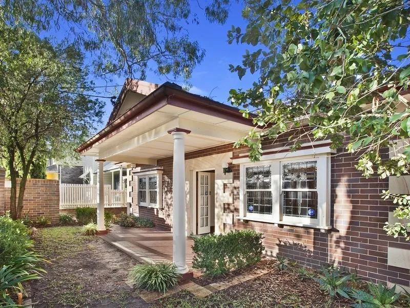 Family Home - City Views + Walk To Station