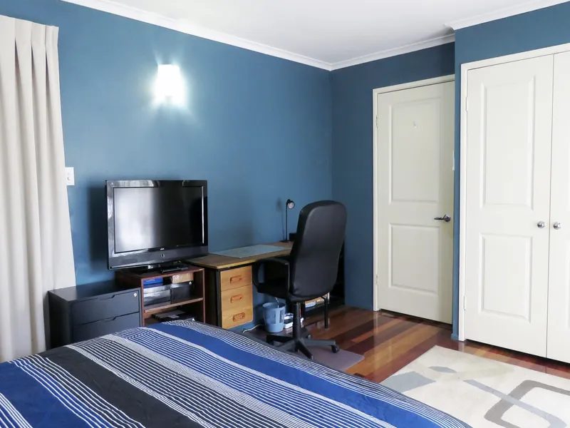 STRATEGIC LOCATION! SINGLE ROOM IN WALKING DISTANCE FROM EVERYTHING!