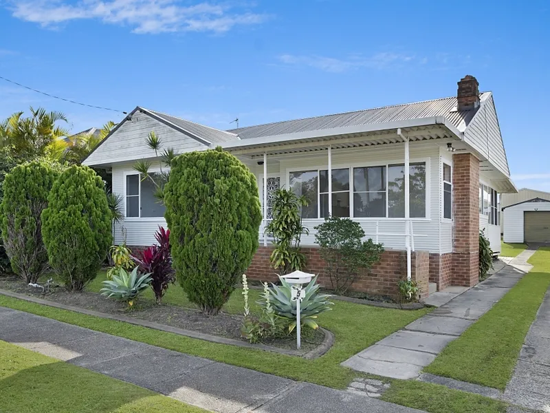 Charming Home Close to everything!