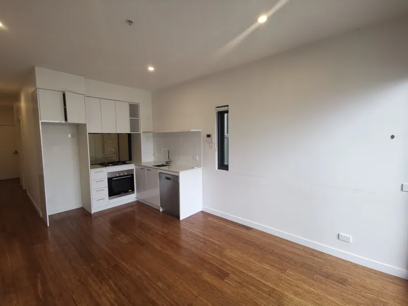 Quiet & Cozy, Unfurnished 1-Bedroom 1-Bathroom 1-Carpark Apartment in Brunswick West