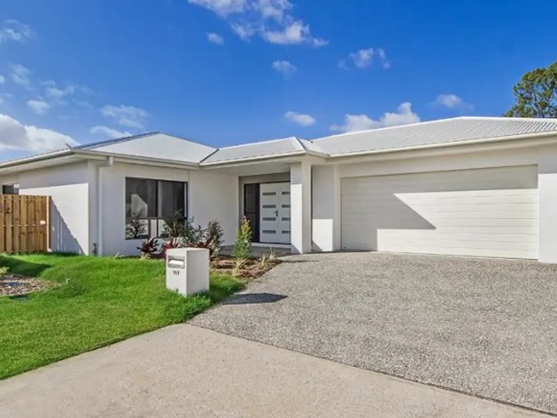 FAMILY HOME ON LARGE BLOCK!!!
