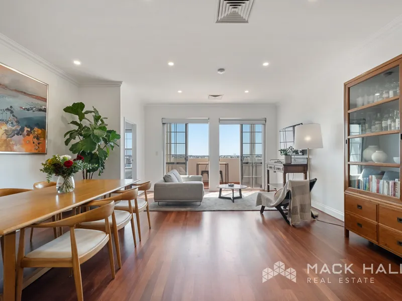 Luxurious Top Floor Penthouse Apartment Moments From The CBD and Kingspark