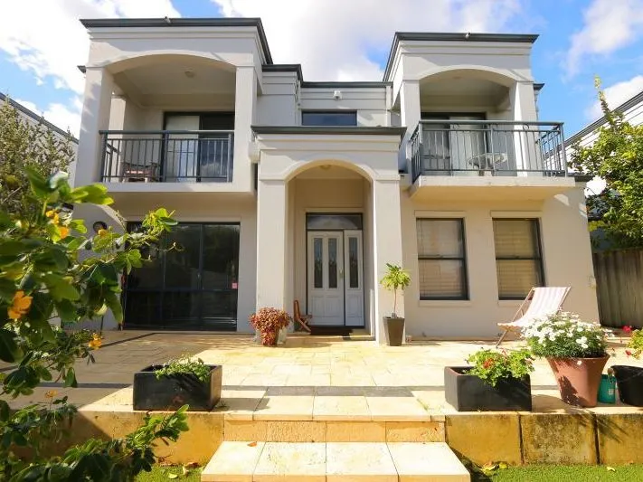 LARGE STUNNING HOME... LOVE THOSE GOLFING VIEWS