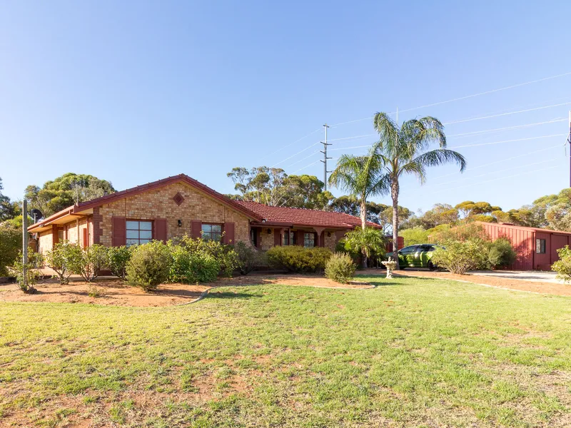 ESCAPE TO A PERFECT COUNTRY LIFESTYLE
