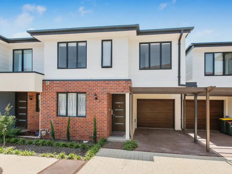 Great lifestyle and near Koornang Road shops!