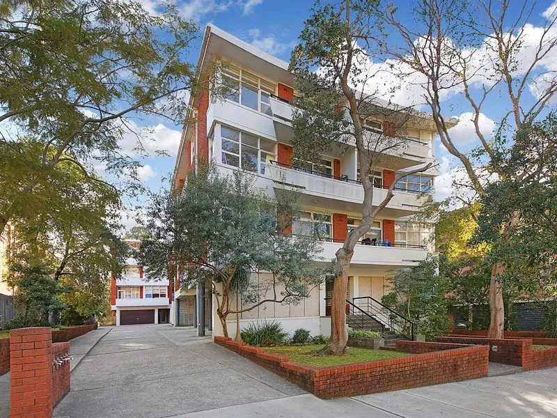 LIGHT FILLED ONE BEDROOM WITH PARKING IN SUPERB LOCATION !