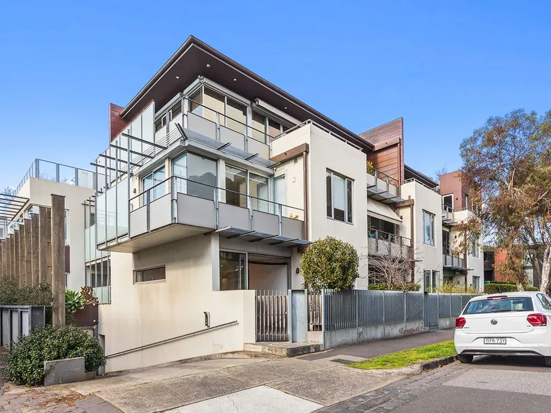 Newly Refreshed, Premium St Kilda Location