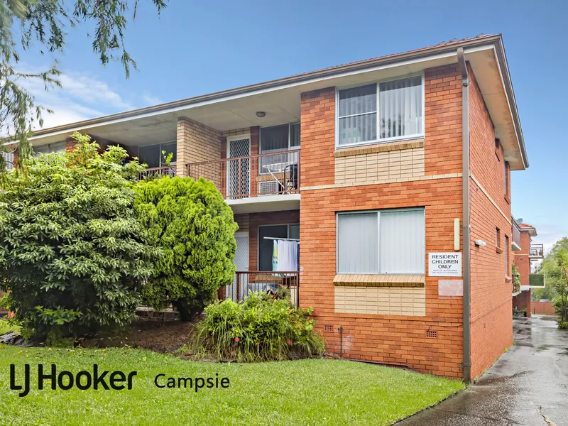 Spacious Well-Presented Unit, Parking for 2 Small Cars