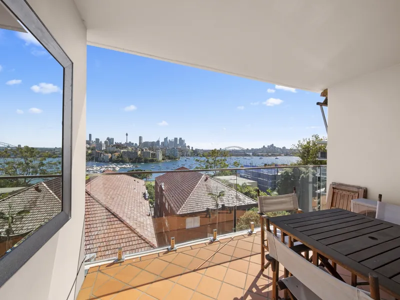 SOPHISTICATED FURNISHED TWO-BEDROOM APARTMENT WITH HARBOUR AND CITY VIEWS