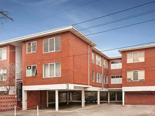 FULLY FURNISHED STUDIO APARTMENT IN THE HEART OF ST KILDA WITH HEATING/COOLING & OFF STREET CAR PARK - FLEXIBLE LEASE TERMS AVAILABLE