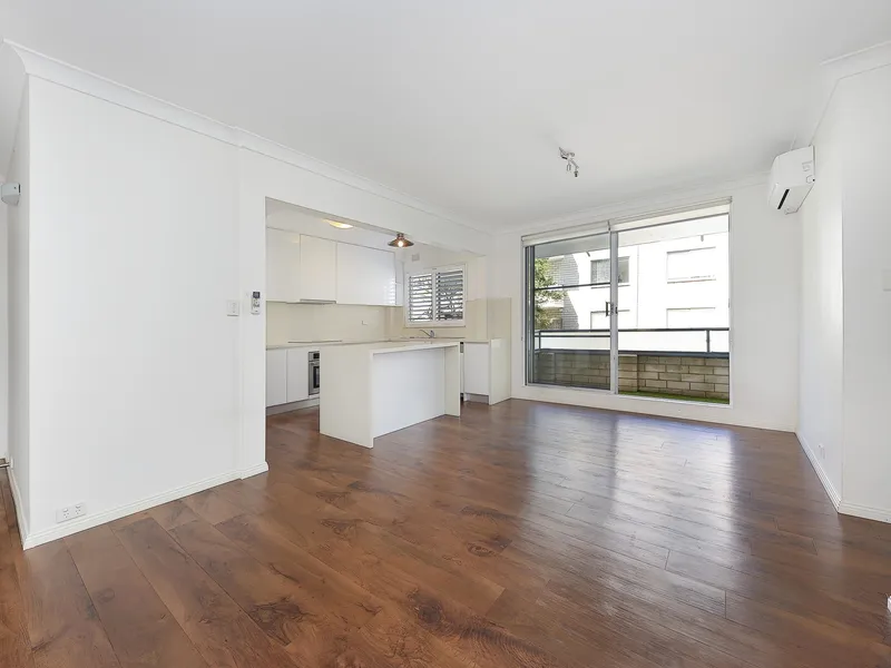 Beautifully Renovated Two Bedroom Apartment In Prized Position
