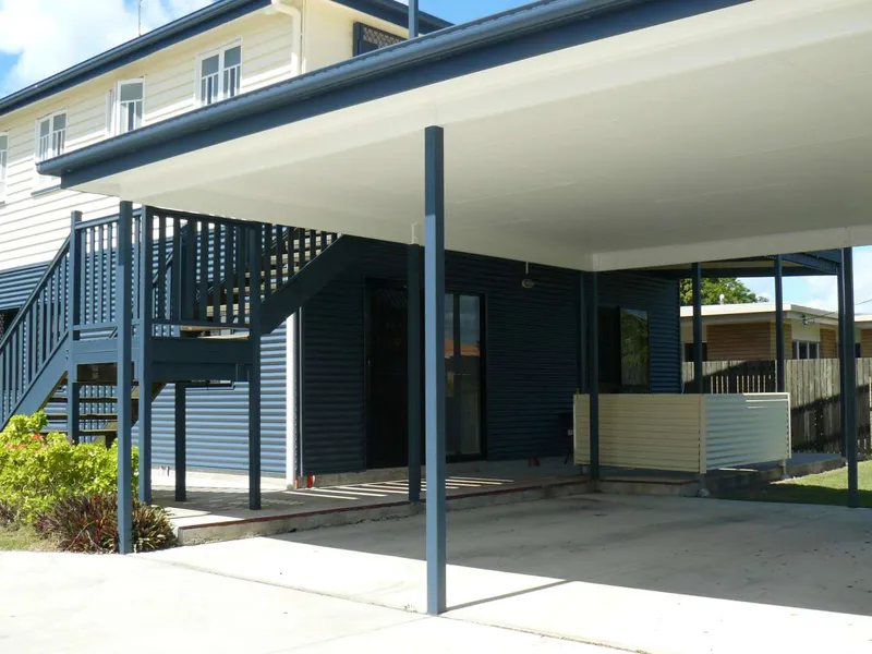SPACIOUS 2 BEDROOM UNIT WITH STUDY  - FURNISHED - CLOSE TO BEACH & SHOPS