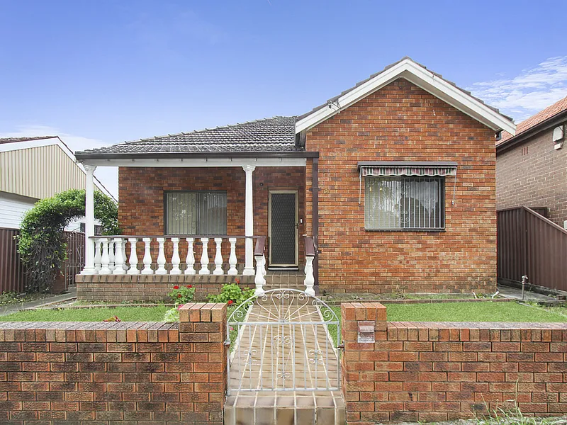 Comfortable family home with rear lane access