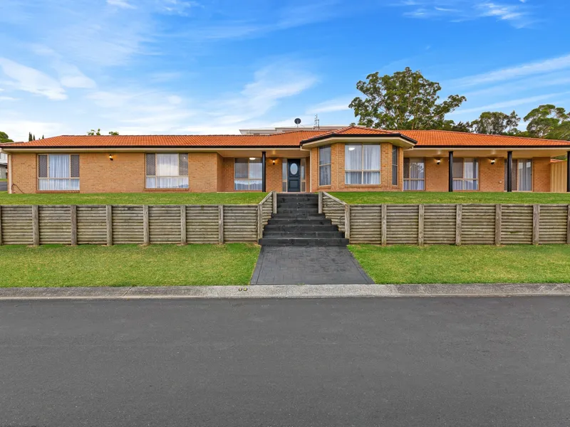 GRAND FAMILY HOME IN SOUGHT AFTER LOCATION