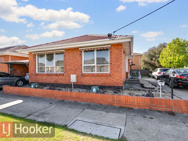 FANTASTIC, RIGHT IN THE HEART OF SPRINGVALE