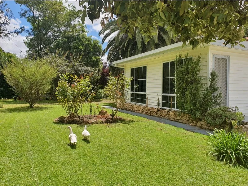 A piece of paradise!....”Kookaburra Cottage” 1.33 acres
