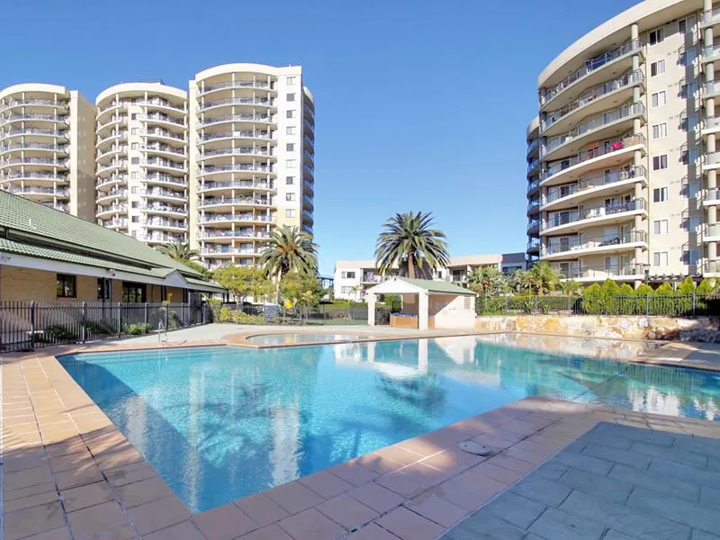Two Bathrooms! Swimming Pool & Tennis Court