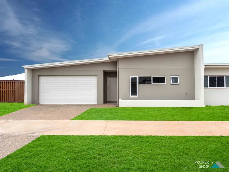 SPACIOUS FAMILY DUPLEX IN THE HEART OF BLUEWATER ESTATE