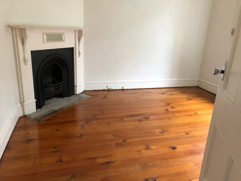 CLOSE TO CARLTON STATION