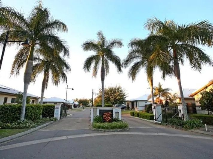 Family Home - In Gated Community - Communal Pool Access