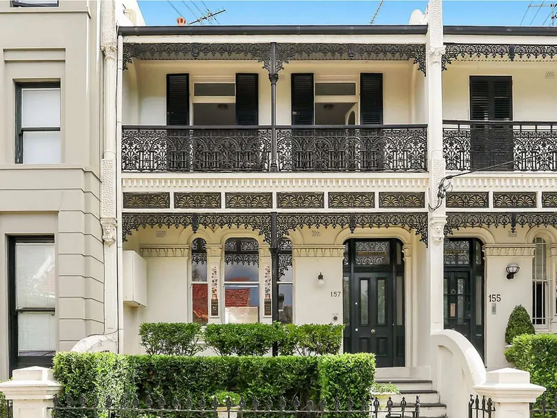 GRAND & SPACIOUS 3 BEDROOM TERRACE WITH PARKING !!