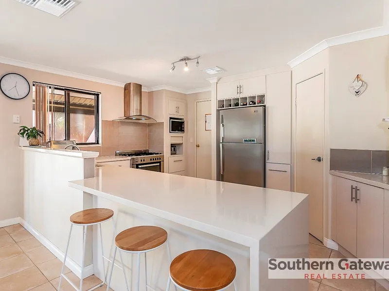 GORGEOUS FAMILY HOME IN AMAZING LOCATION!