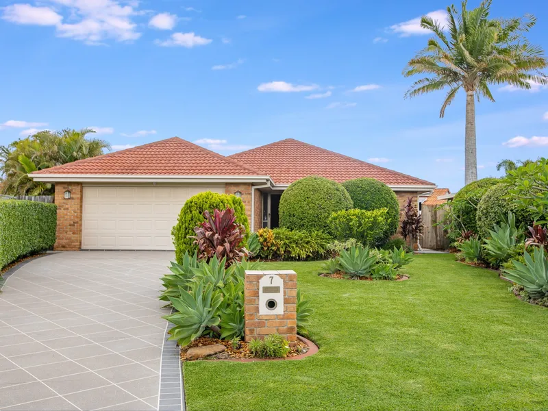 Private family tropical oasis with large open plan living areas