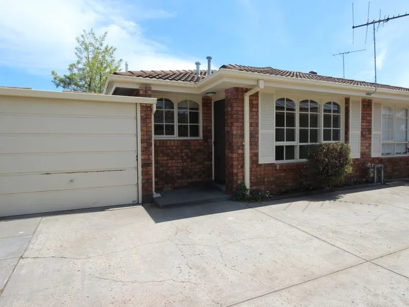 Perfectly positioned, light and bright 2 bedroom unit in quiet block