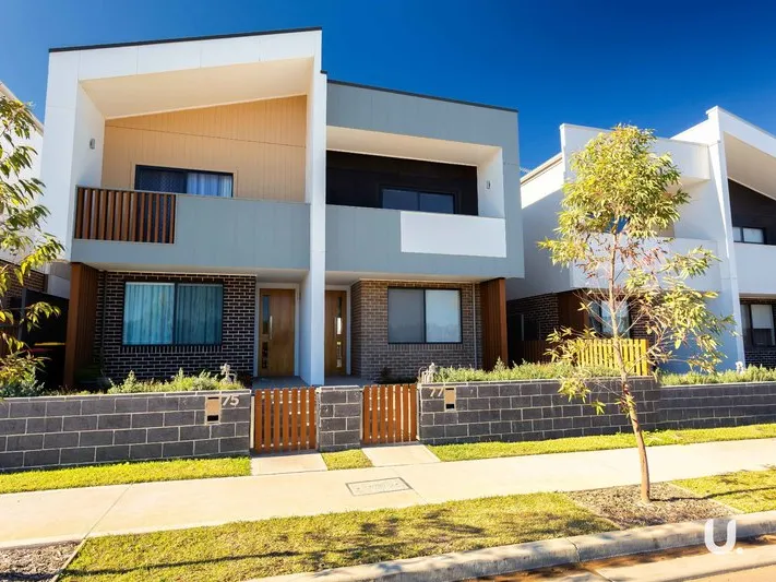 3 Bedroom Townhome | Walking Distance to Schofields Train Station!