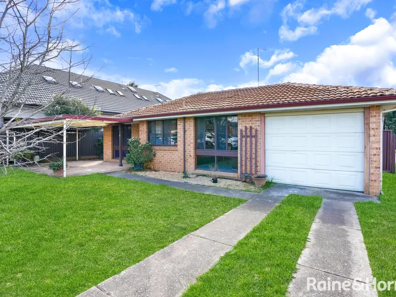 Street Facing Villa With a Feeling of Seclusion!