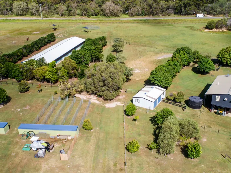WHAT AN OPPORTUNITY! PERFECT LIFESTYLE-HOME BUSINESS ON 20 ACRES OF PEACE & PRIVACY…