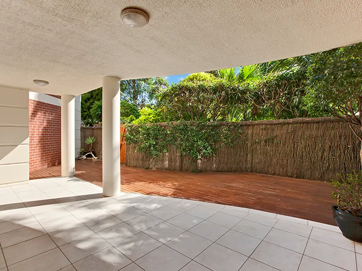 Stunning, recently fully renovated courtyard apartment
