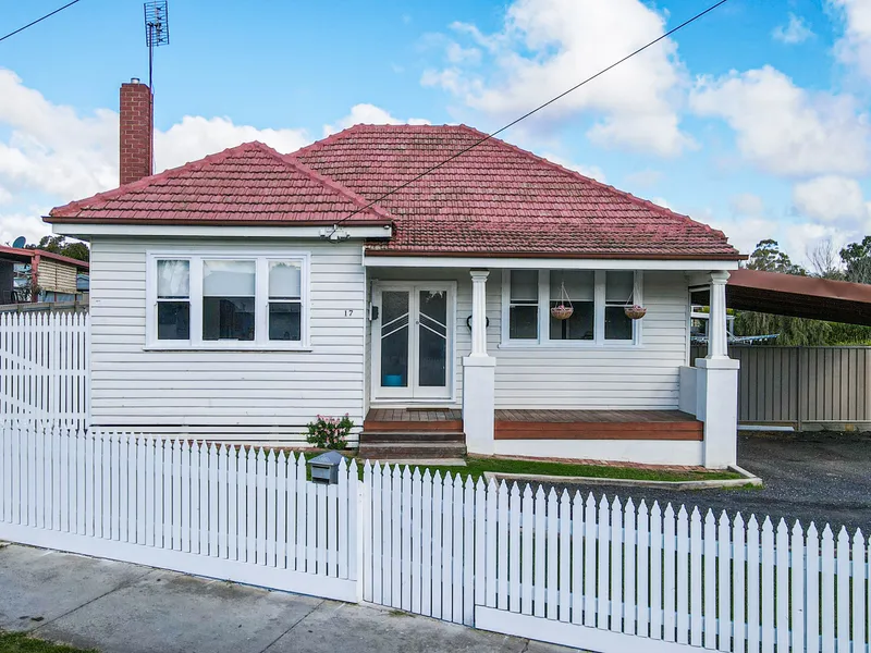 Stunning Renovated Weatherboard Home on over 1/4 Acre!