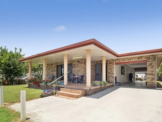 THREE BEDROOM HOME WITH A STROLL TO KURRIMINE BEACH