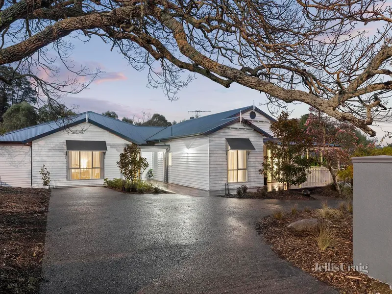 Sophisticated family spaces on flat block with 10 car capacity shed