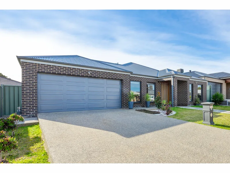 HUME GARDENS - CLASSY FROM TOP TO TOE