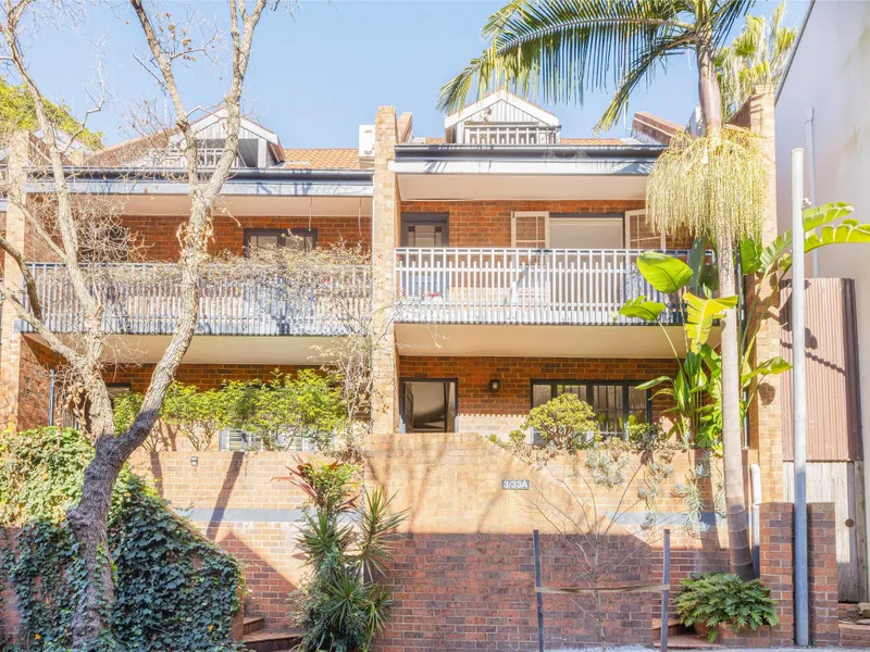 Oversized terrace-style townhouse just off Crown Street