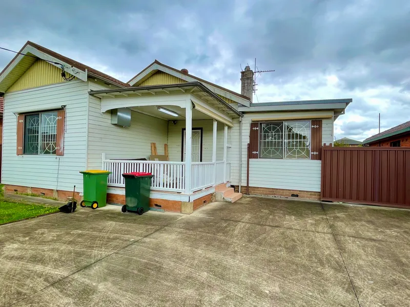 RENOVATED HOUSE WALKING DISTANCE TO TRAIN STATION