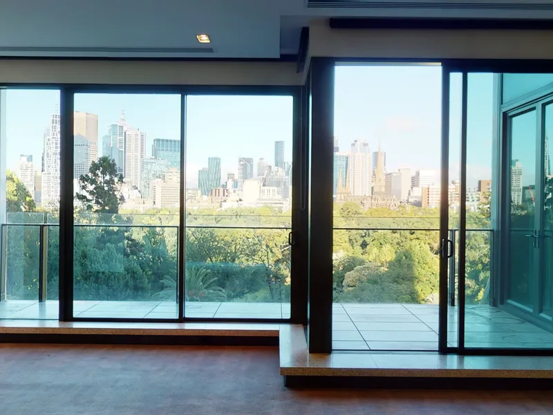 Park-Side 150 Clarendon Street One Bedroom Apartment with Study.