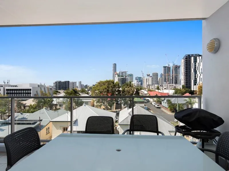 Superbly Positioned Furnished Unit with City Views!