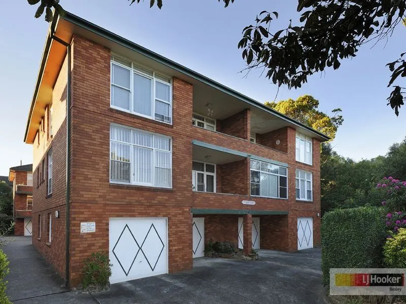3 BEDROOM UNIT, SIZE OF A VILLA - Inspect Sat 3:15-3:30pm