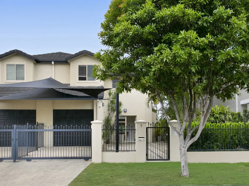 Spacious Designer Duplex - Walk to Beach & Shops!