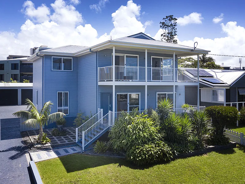 LARGE EXECUTIVE HOME IN GREAT LOCATION!