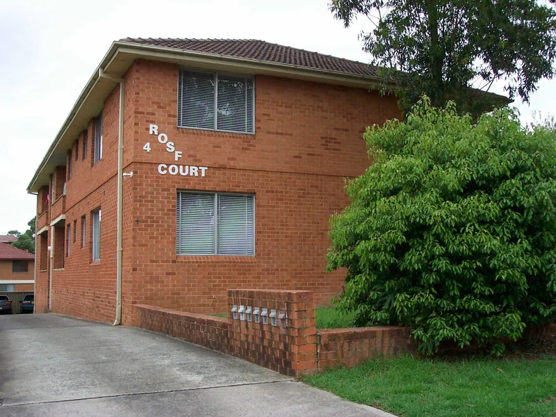 CLOSE TO SHOPS