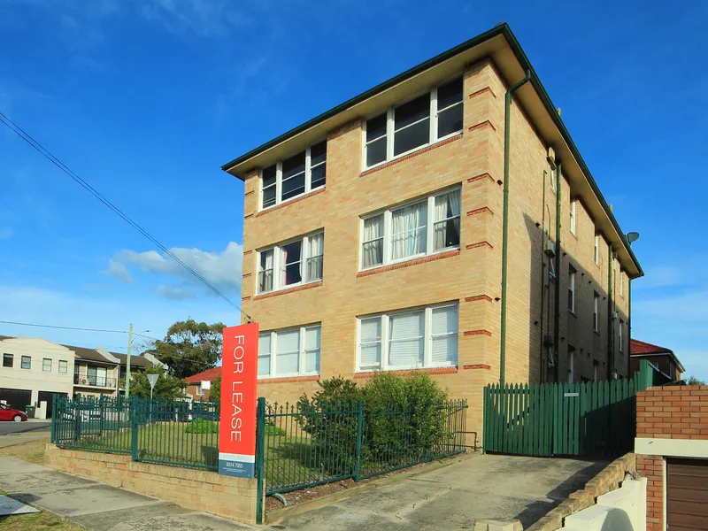 SUNNY & QUIET TWO BEDROOM APARTMENT