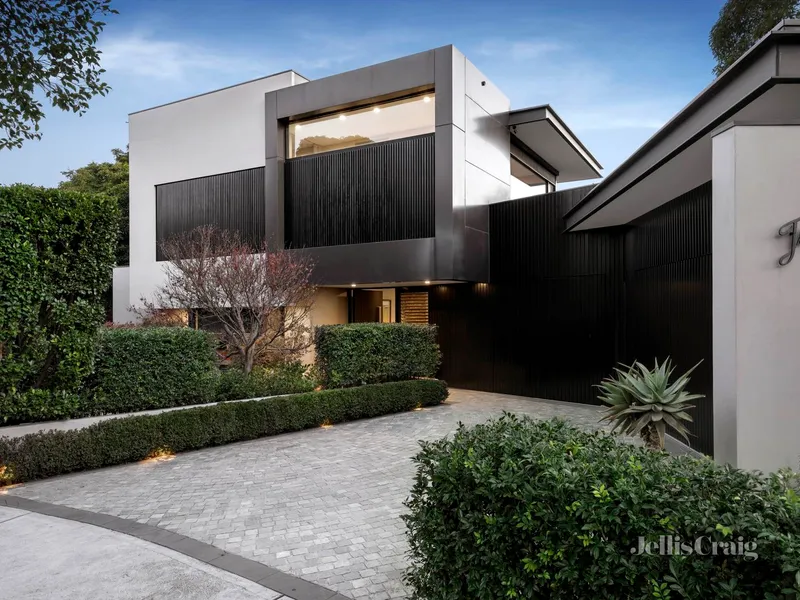 Uniquely positioned and utterly prestigious, this beautifully designed residence offers the best in style and glamour.