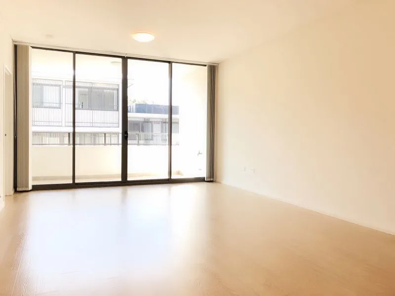 NEARLY NEW 1 BEDROOM + STUDY APARTMENT | GOLDEN MACQUARIE