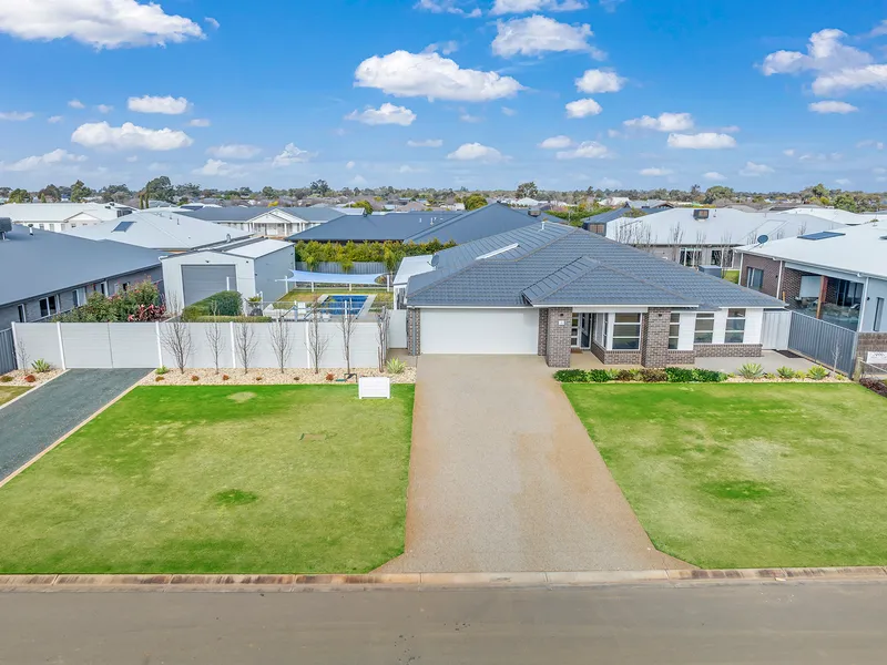 Stunning Family Home with A Large Shed and Pool