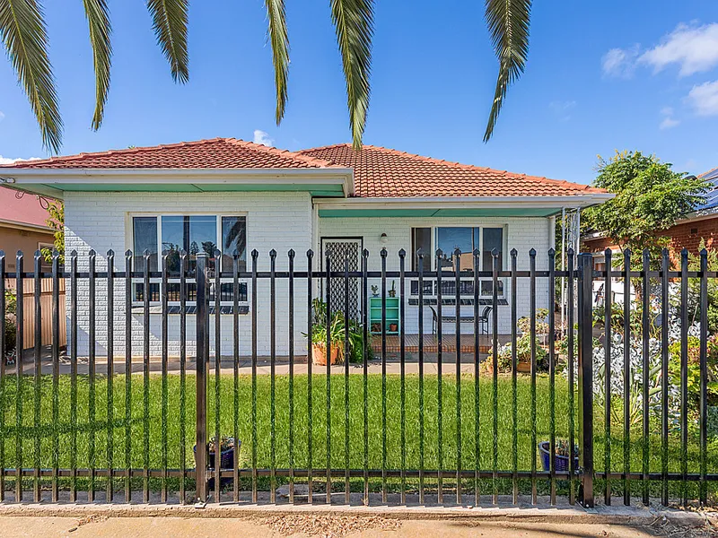 3 BEDROOM HOME WITH A HUGE BLOCK + REAR LANE ACCESS!