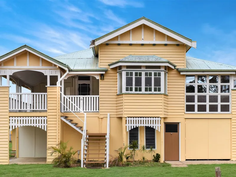 Charming Queenslander with Street Prescence